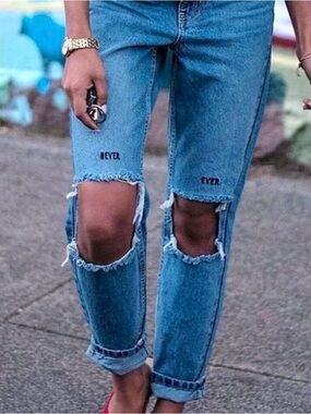 Topshop Ripped Knee “Never Ever” embroidered Mom Jeans Size 30